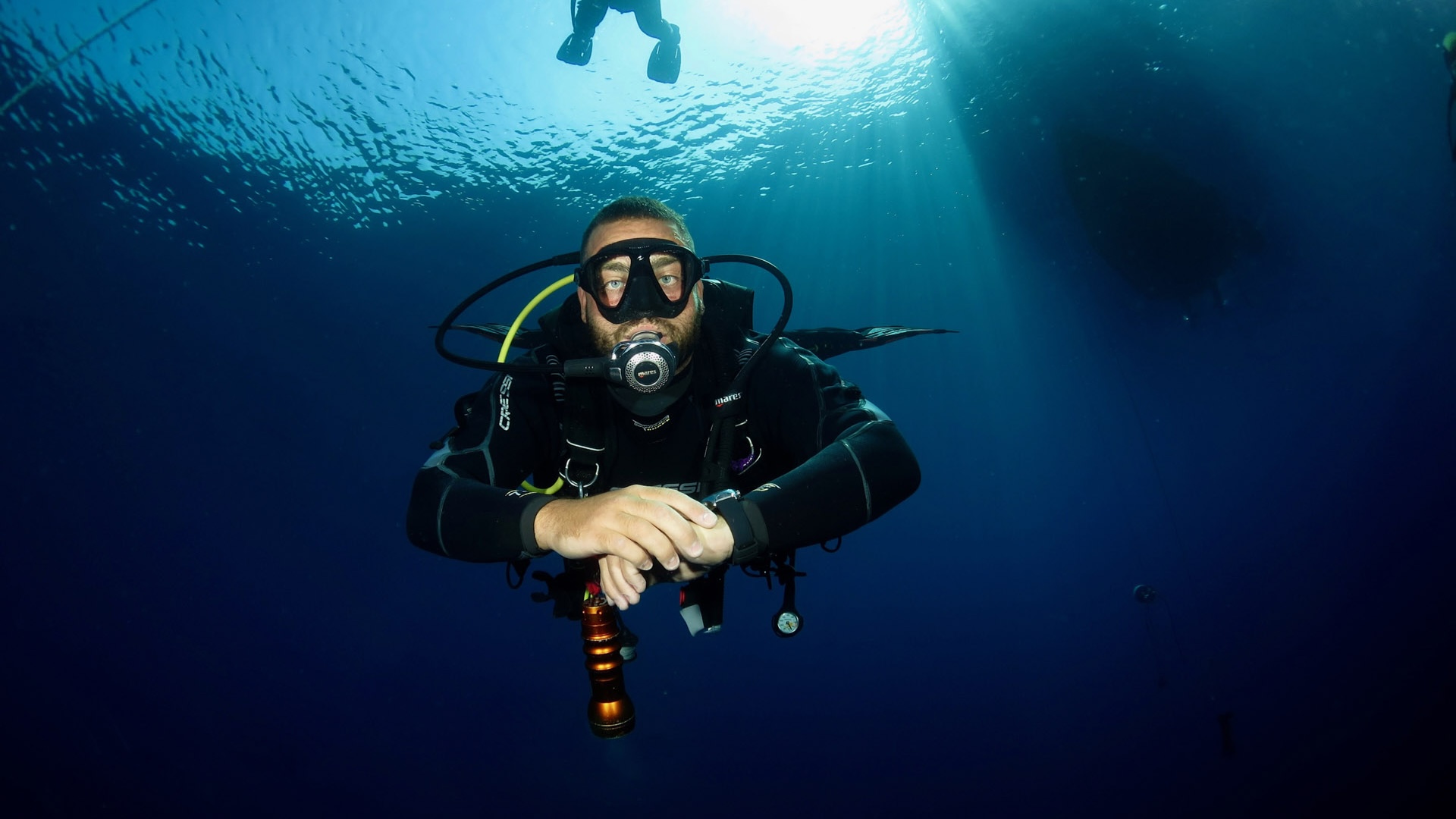 Subacqueo in immersione con attrezzatura completa gestione diving center AquaDive Pro