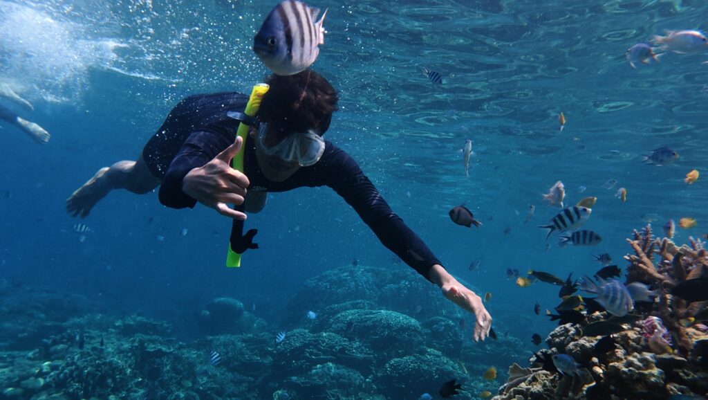 Subacqueo in immersione con attrezzatura completa gestione diving center AquaDive Pro